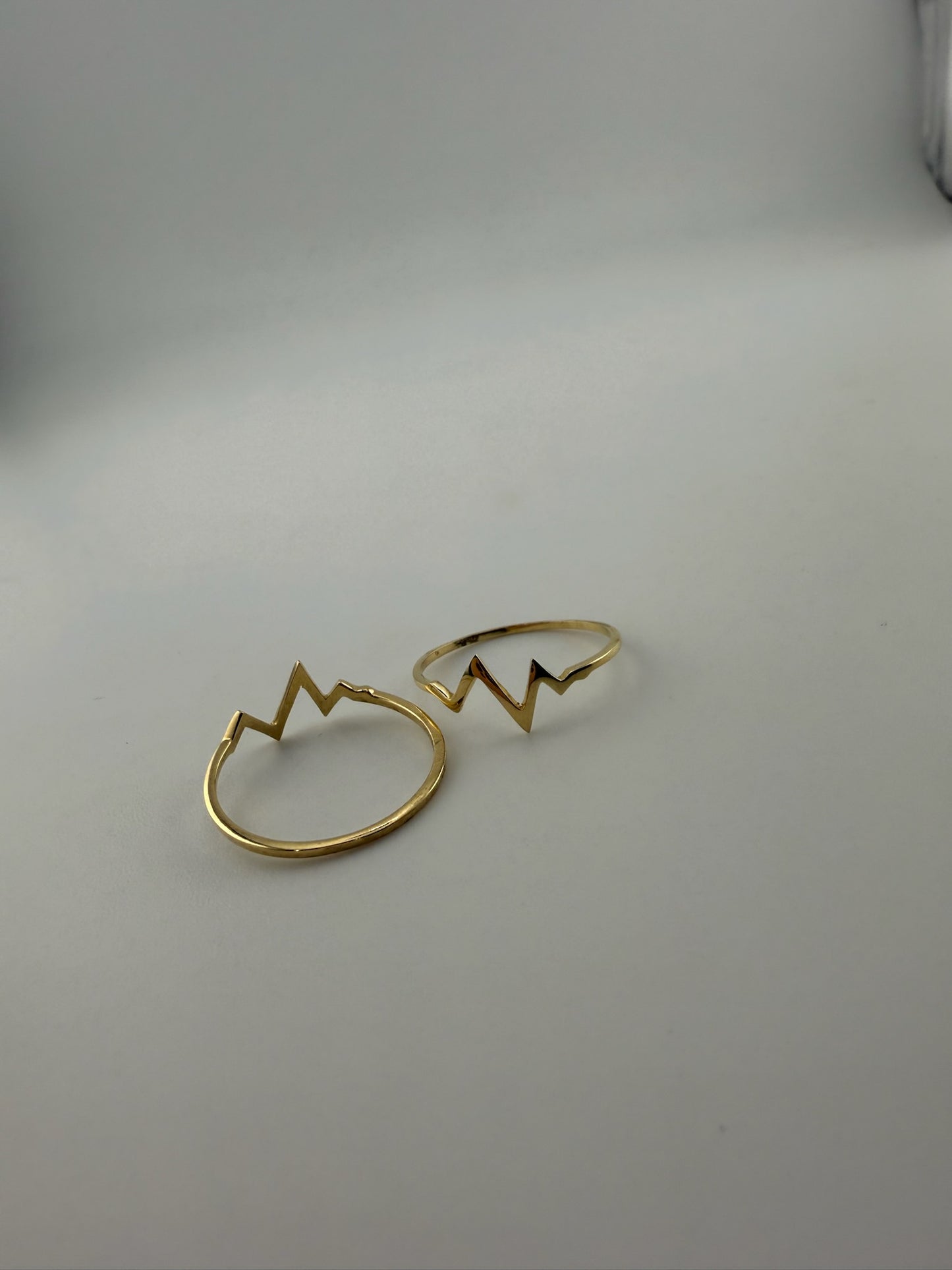 Dainty ring heartbeat solid 18k gold