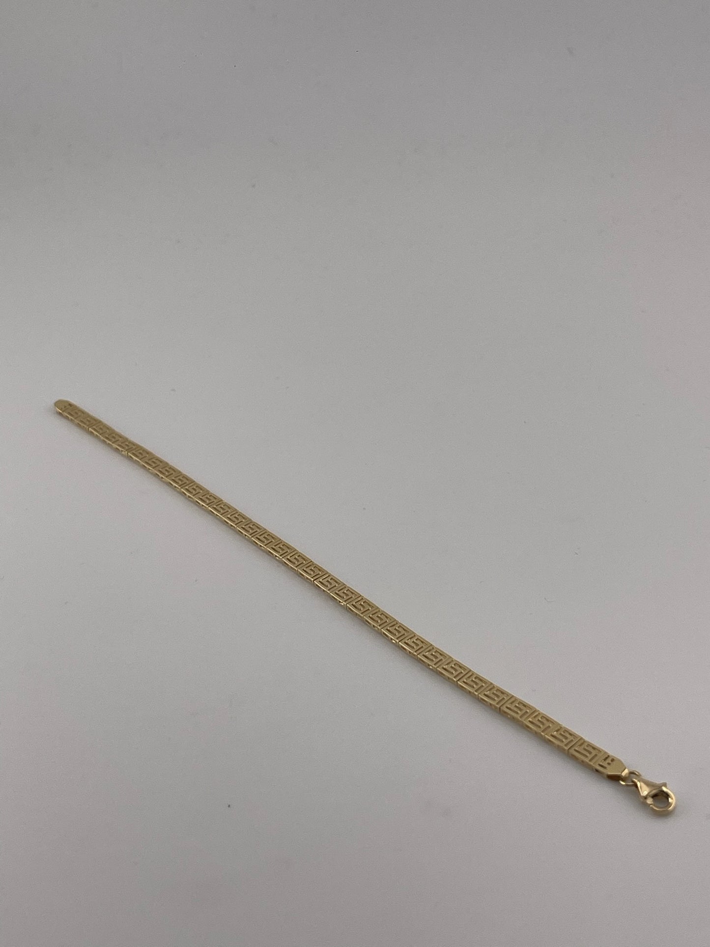 Flat detailed bracelet