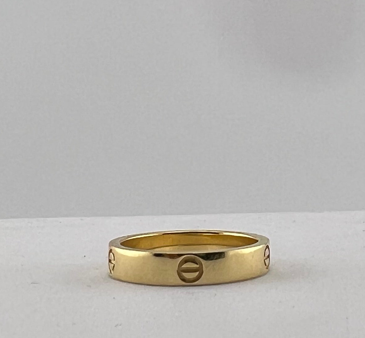 18k gold thin ring with screw markings, semi solid