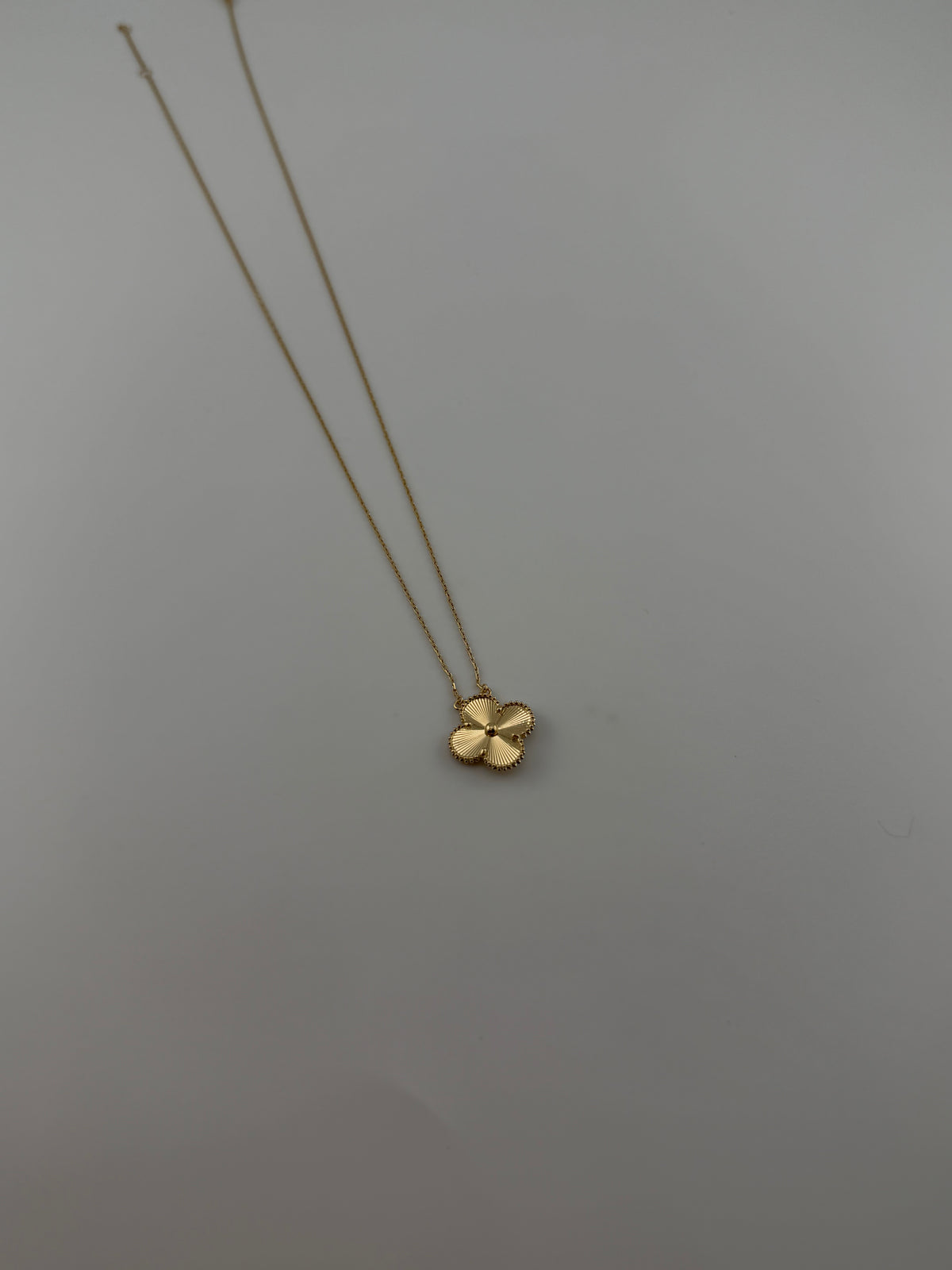 Solid 18k gold clover necklace, 15mm thin pendant - Image 1