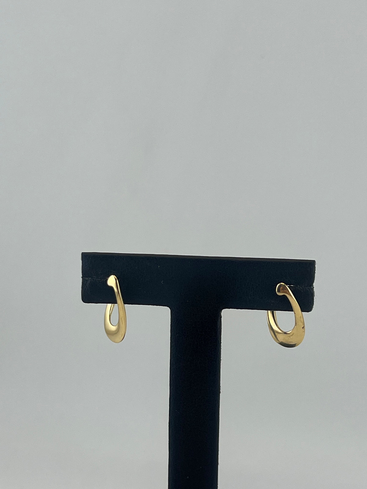 18K Solid Gold Sculpted Wave Huggie Earrings - Image 3