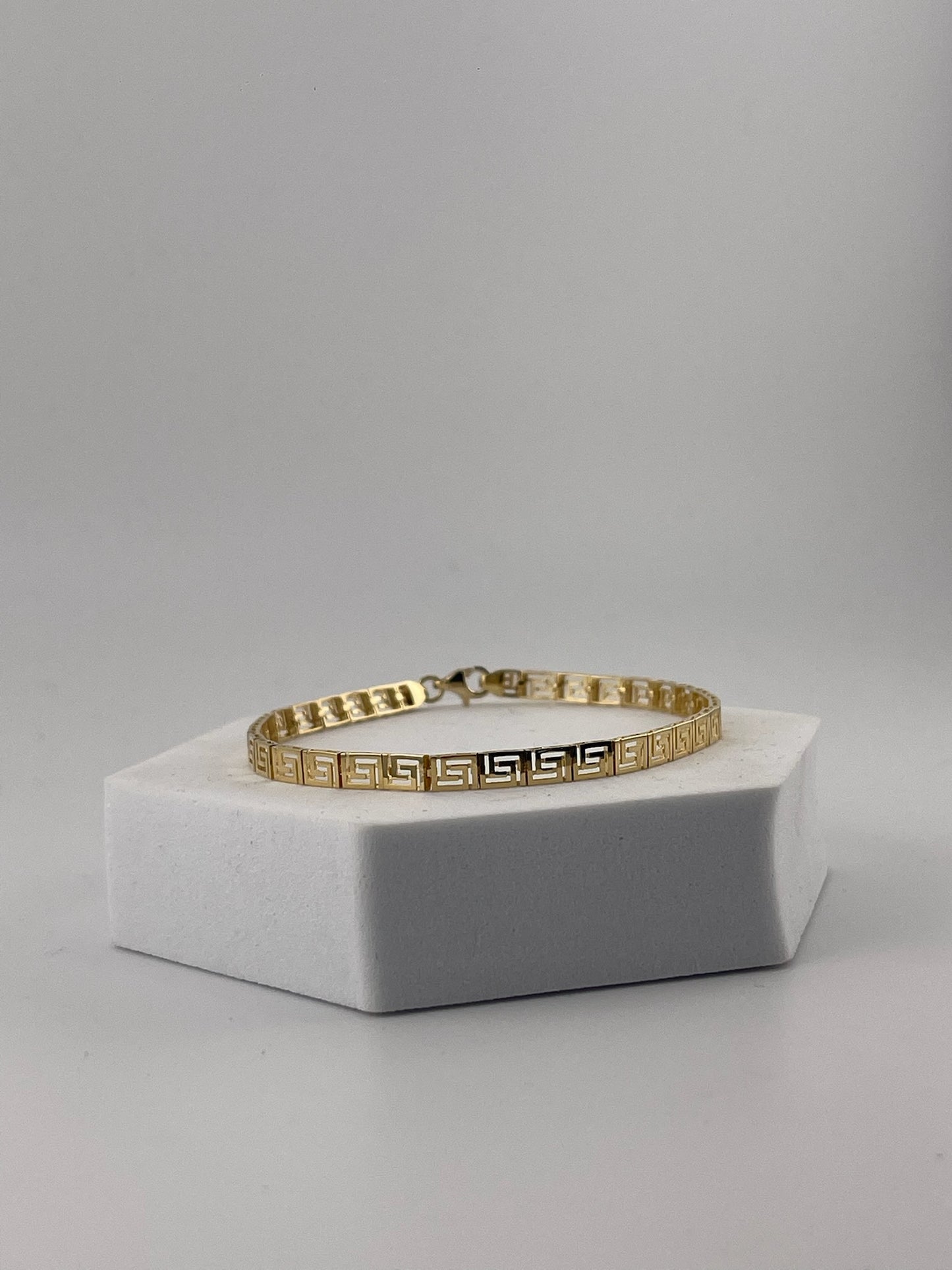 Flat detailed bracelet