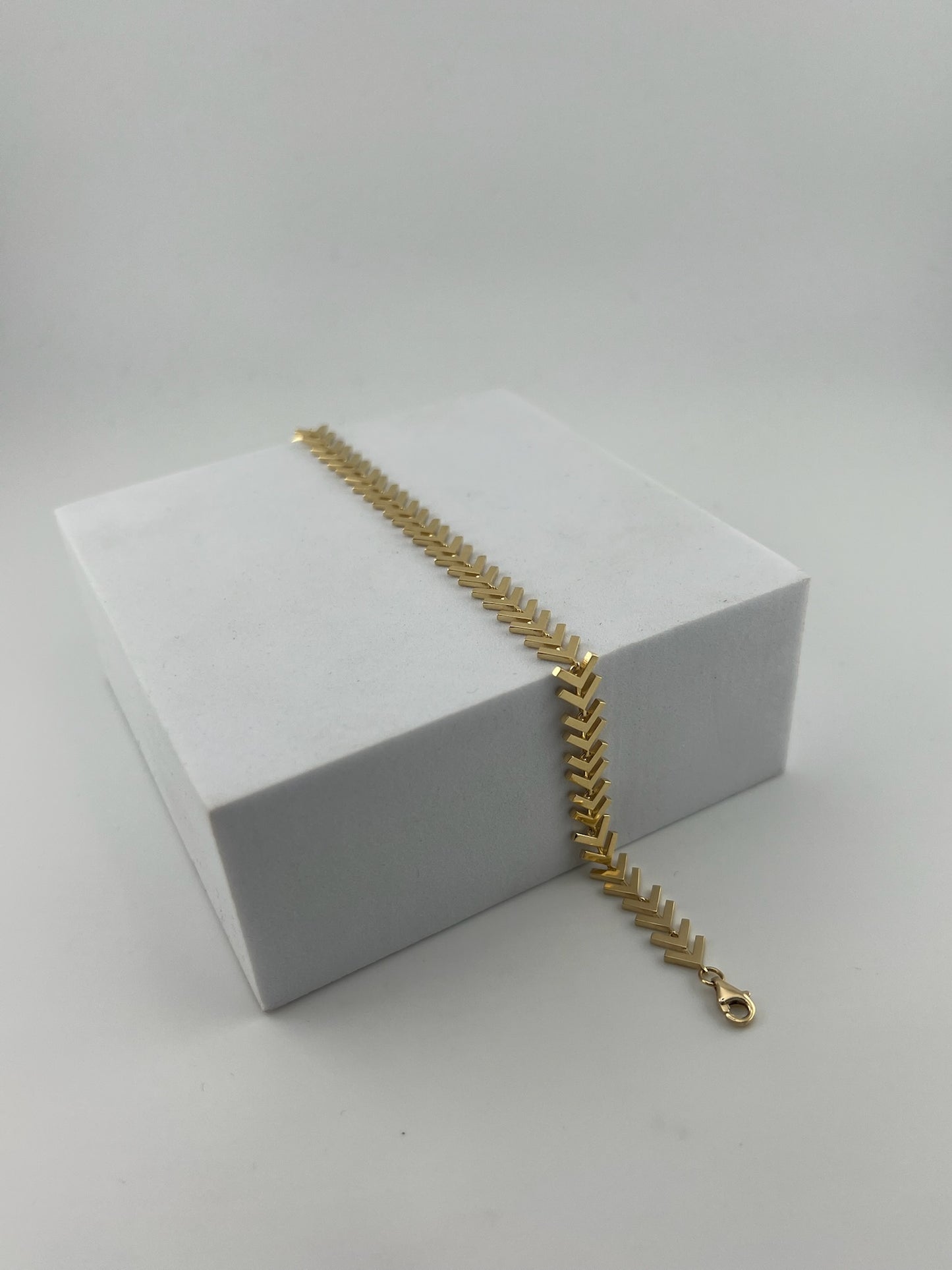 Flat arrow bracelet