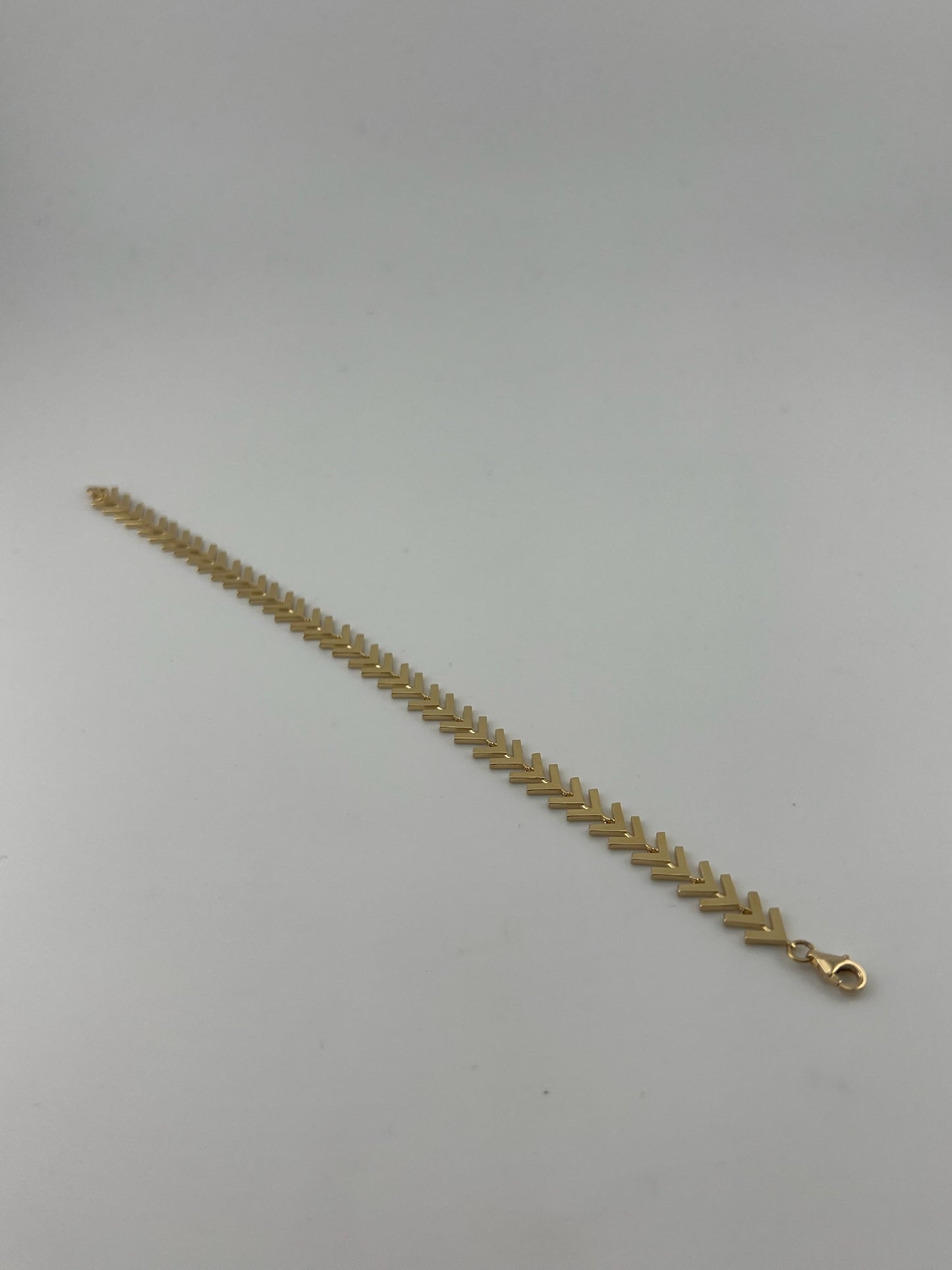 Flat arrow bracelet