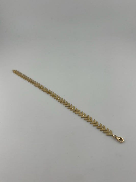 Flat arrow bracelet