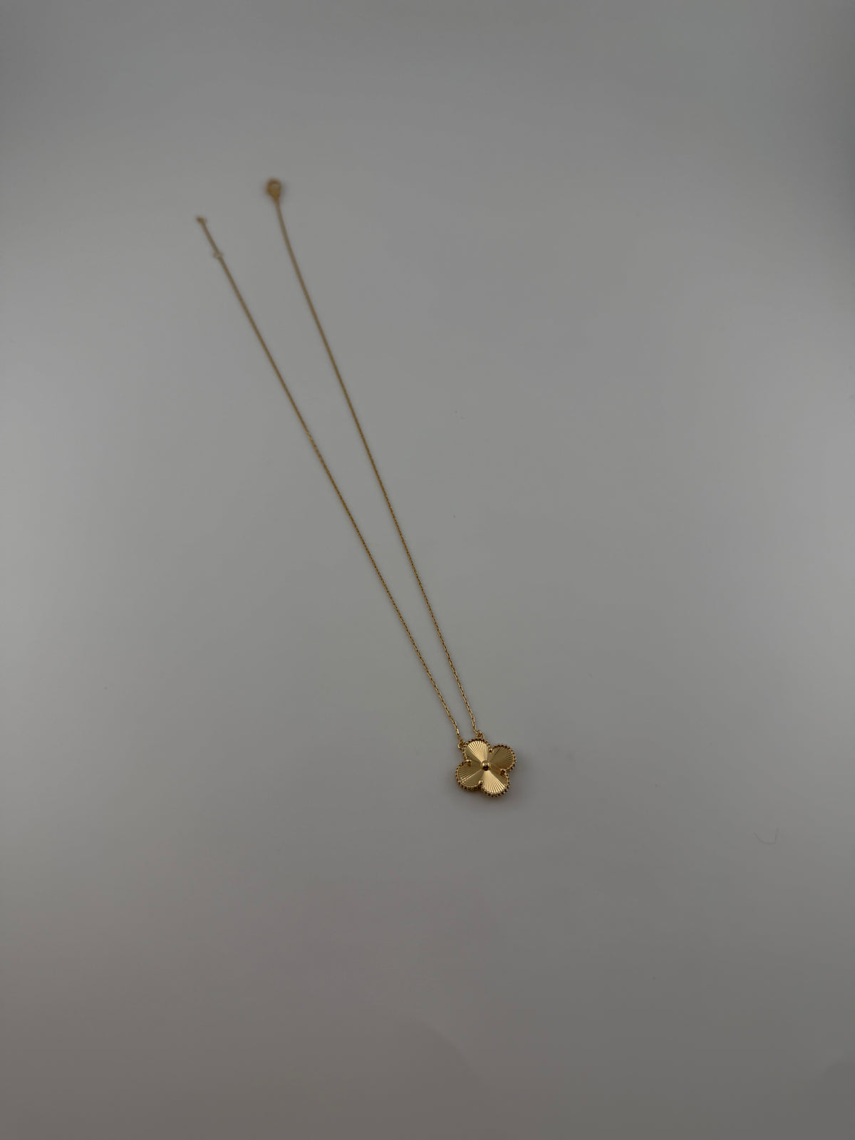 Solid 18k gold clover necklace, 15mm thin pendant - Image 2