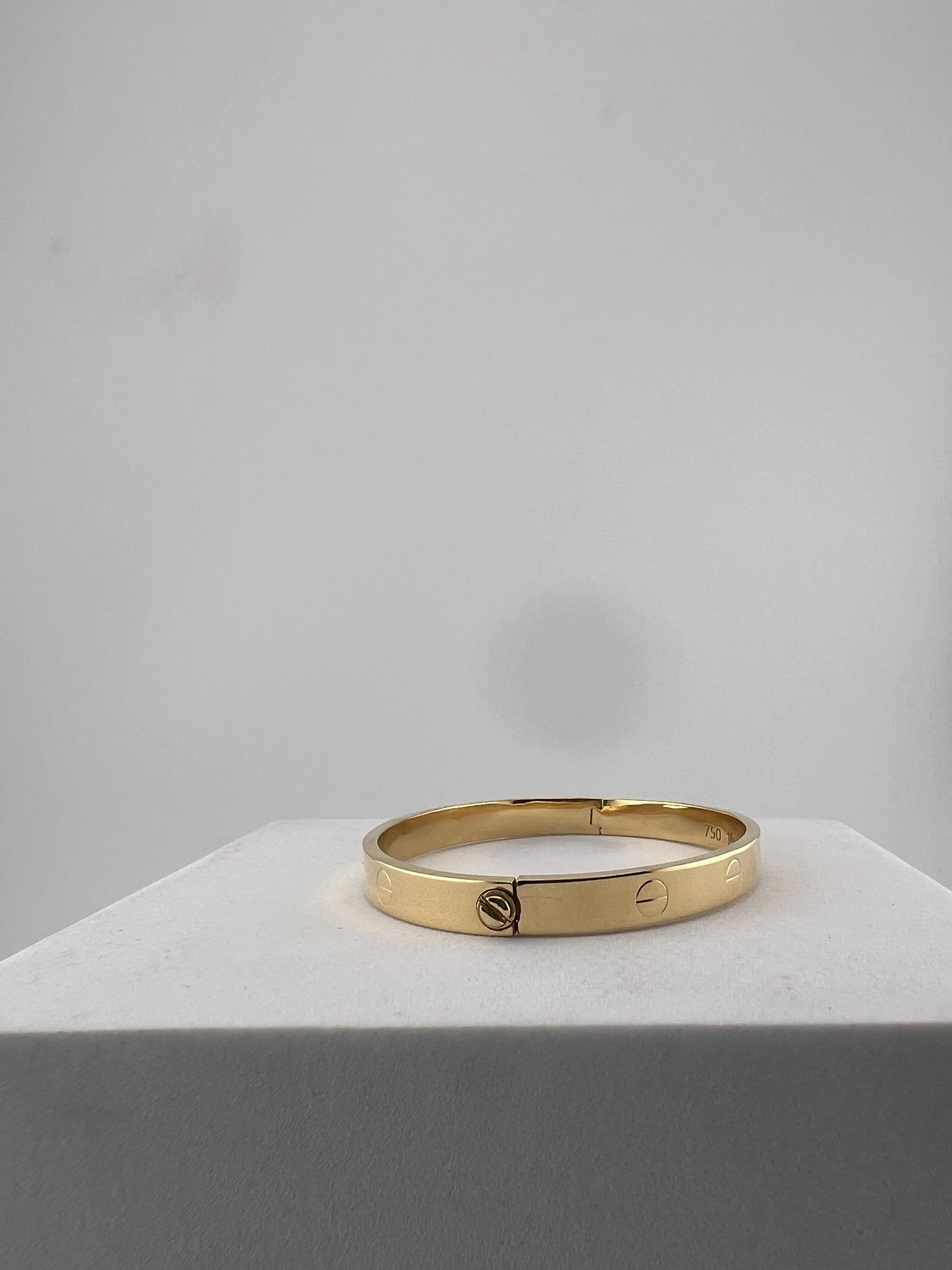 Bangle that opens with a screw, 18k gold, hollow, regular width