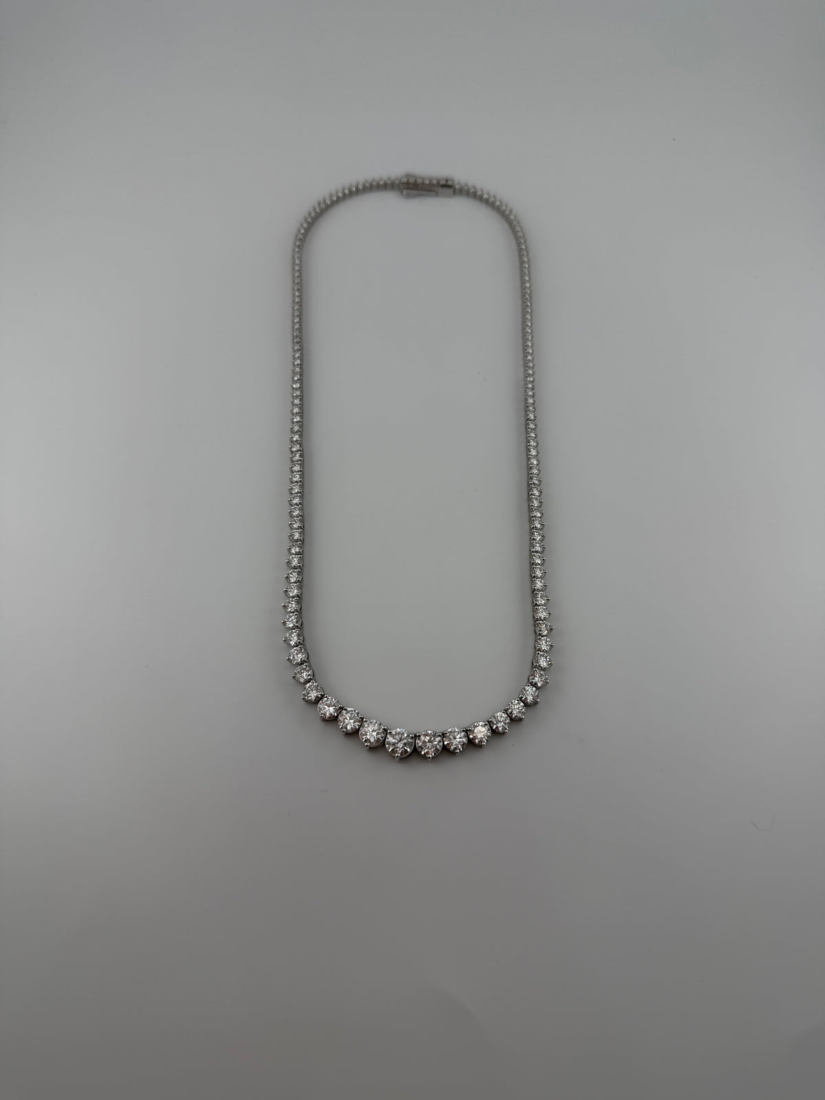 Graduated 17 carat diamond necklace - Image 4