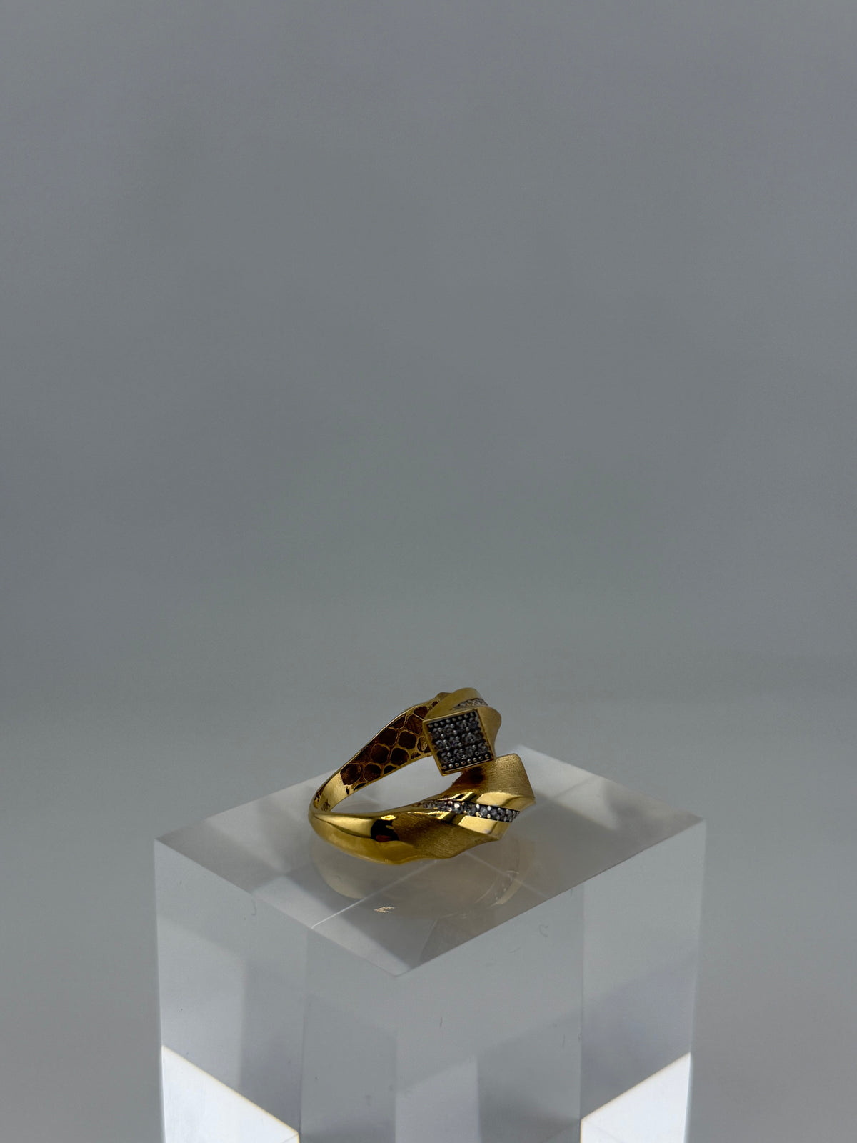 The Royal Twist – 18K Solid Gold Ring - Image 2
