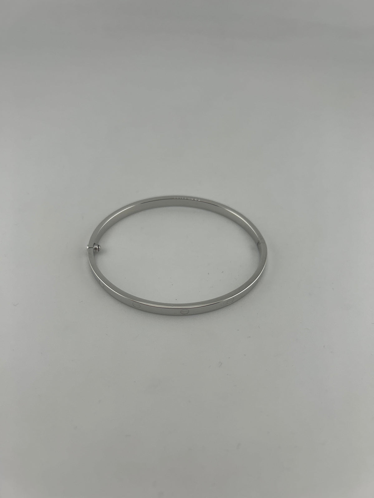 Thin hollow bangle, 18k white gold, opens with screw - Image 3