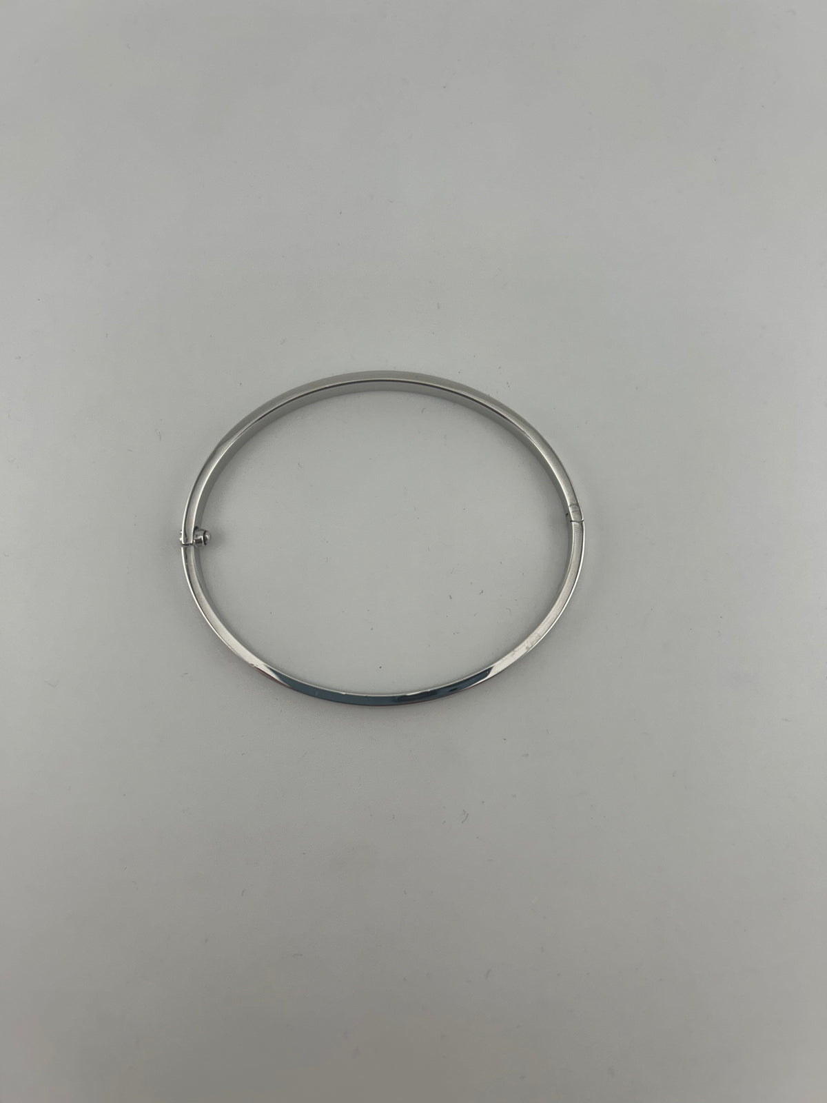 Thin hollow bangle, 18k white gold, opens with screw - Image 4