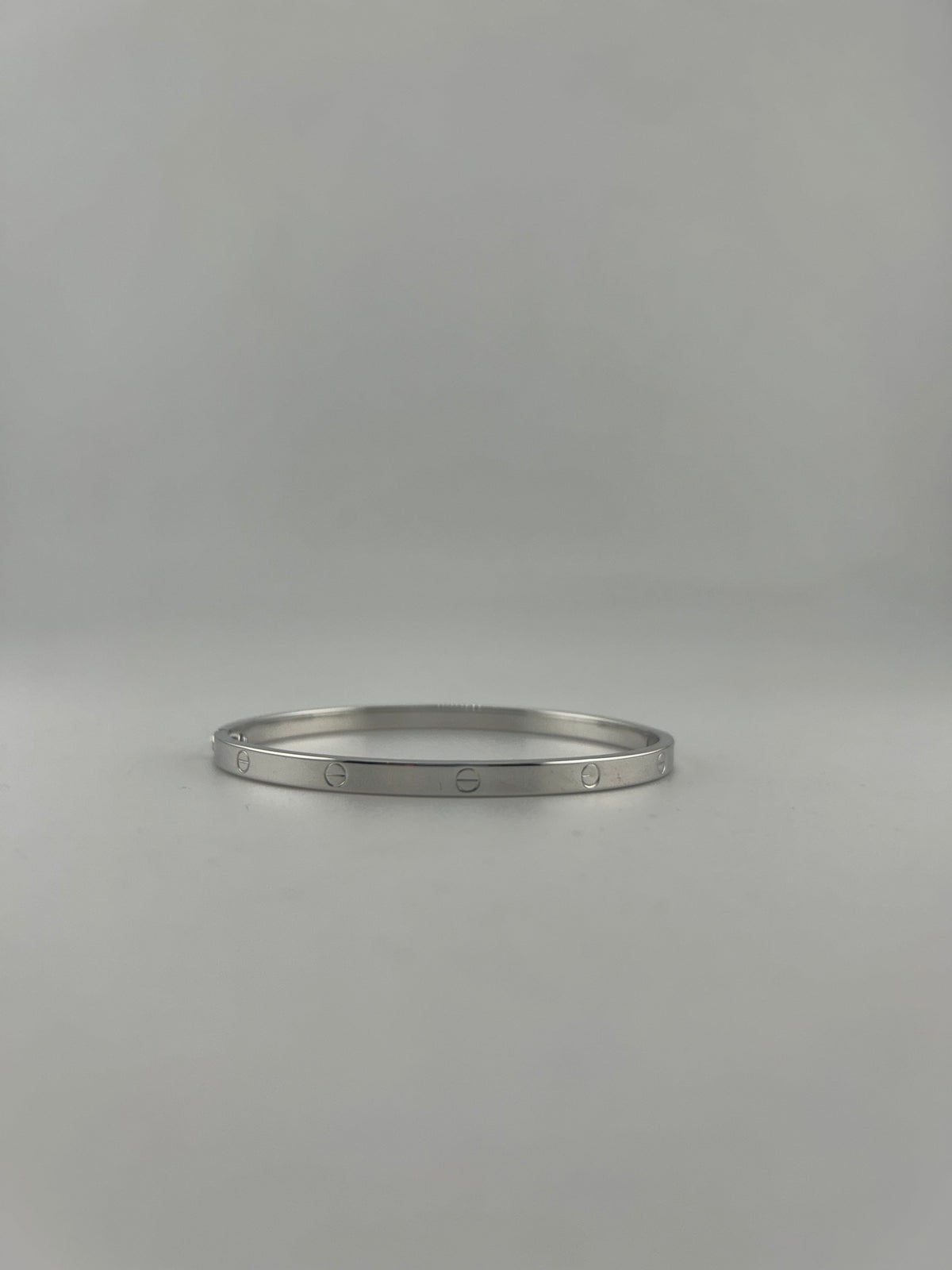 Thin hollow bangle, 18k white gold, opens with screw - Image 1