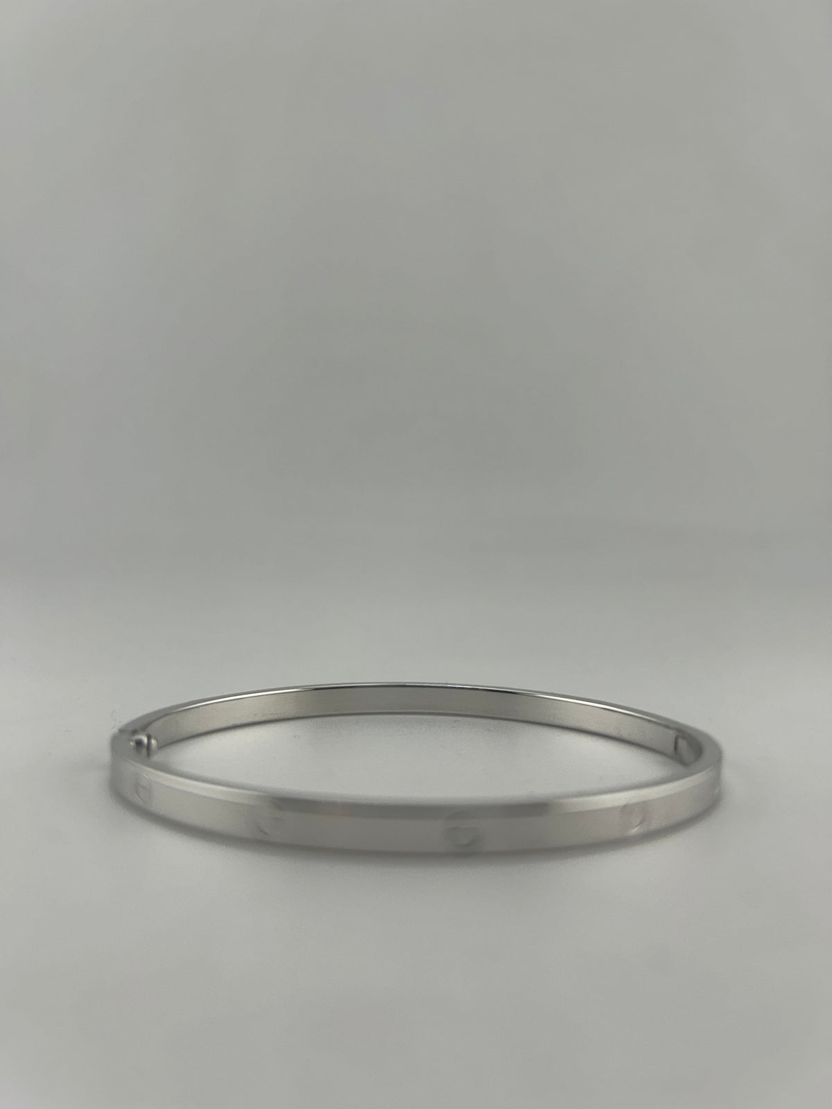 Thin hollow bangle, 18k white gold, opens with screw - Image 5