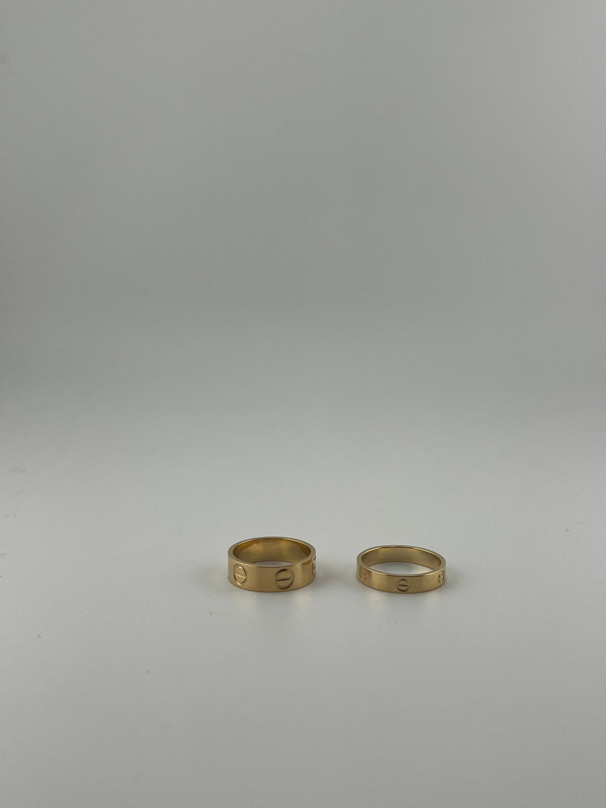 Regular width ring with screw markings, semi solid 18k gold - Image 2