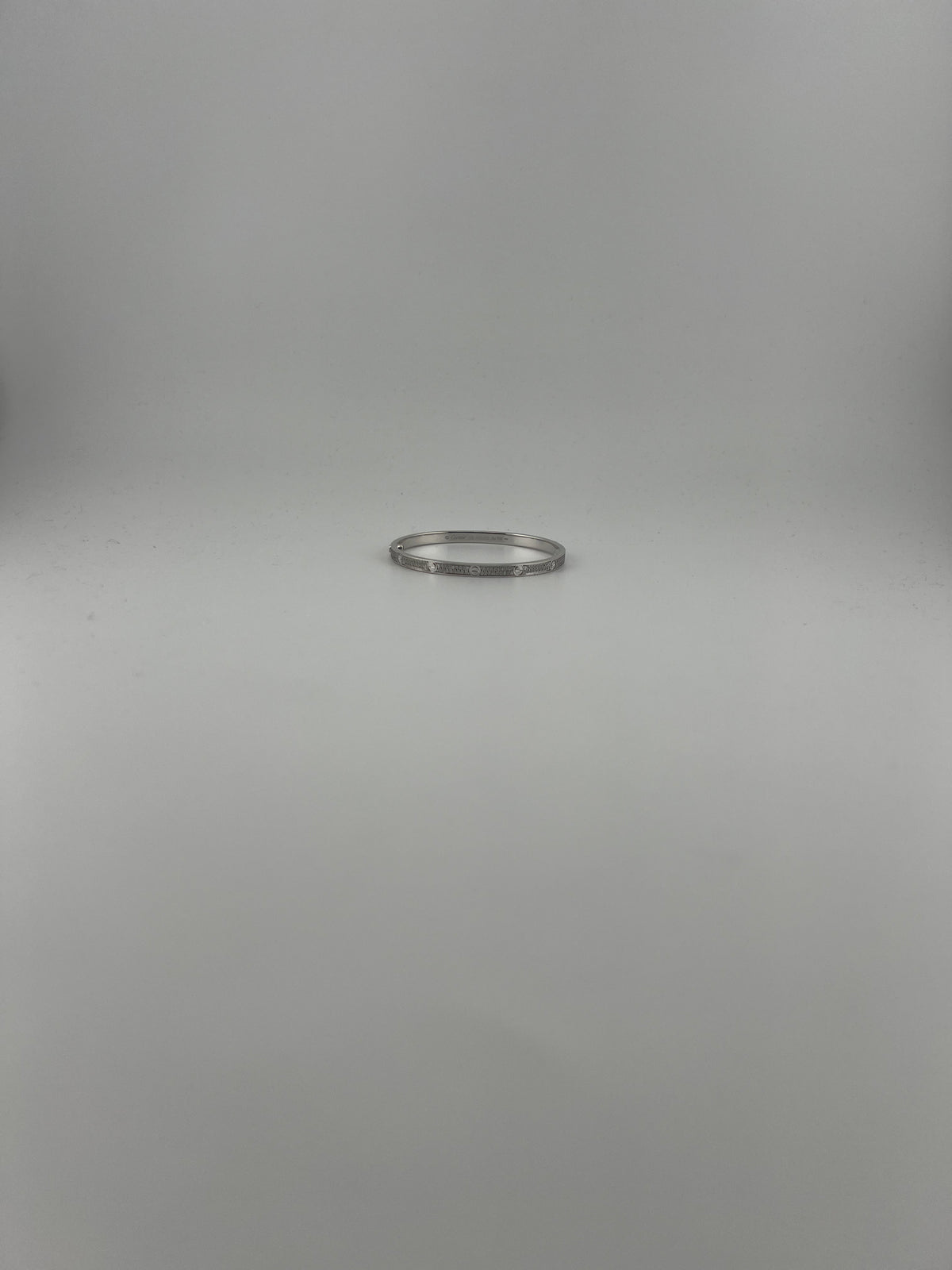 White gold 18K Full-pave bangle with screw markings - Image 2