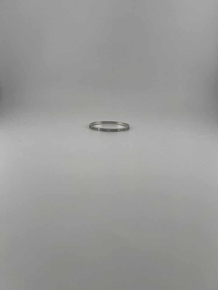 White gold 18K Full-pave bangle with screw markings