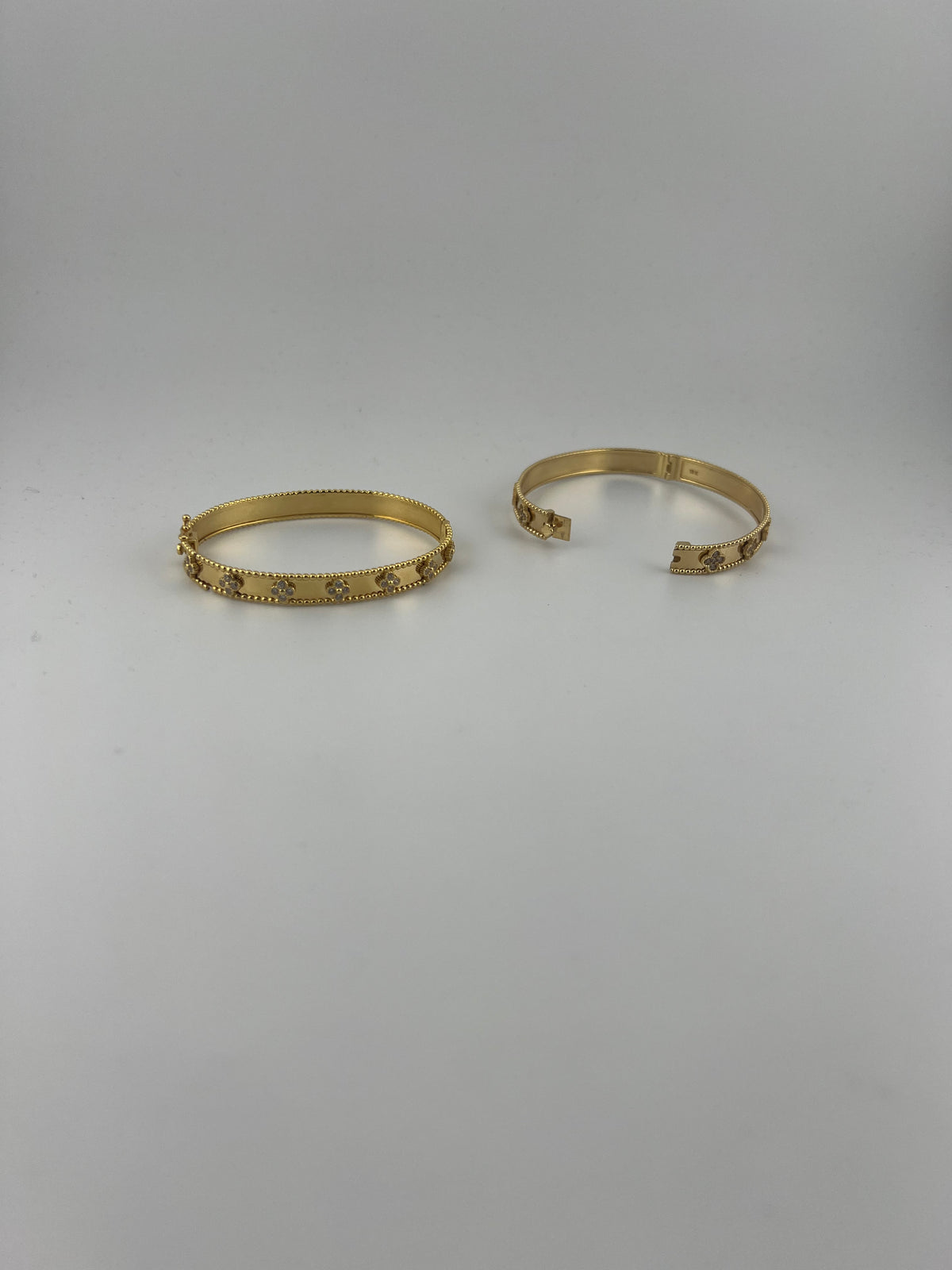Semi-solid 18k yellow gold clover bangle with CZ stones - Image 3
