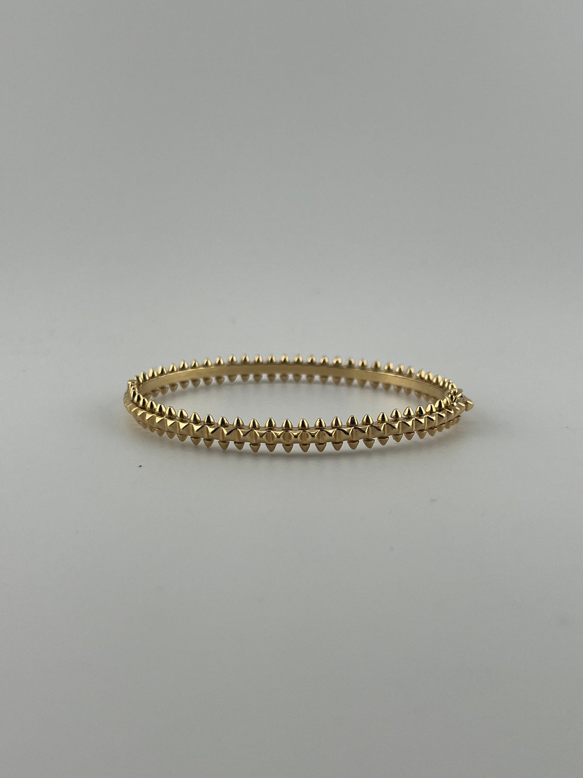 Solid 18k yellow gold bangle with spikes - Image 1