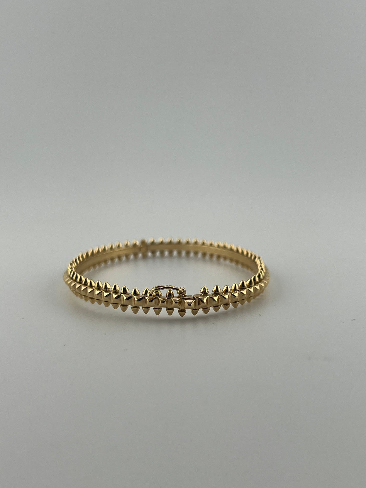Solid 18k yellow gold bangle with spikes - Image 4