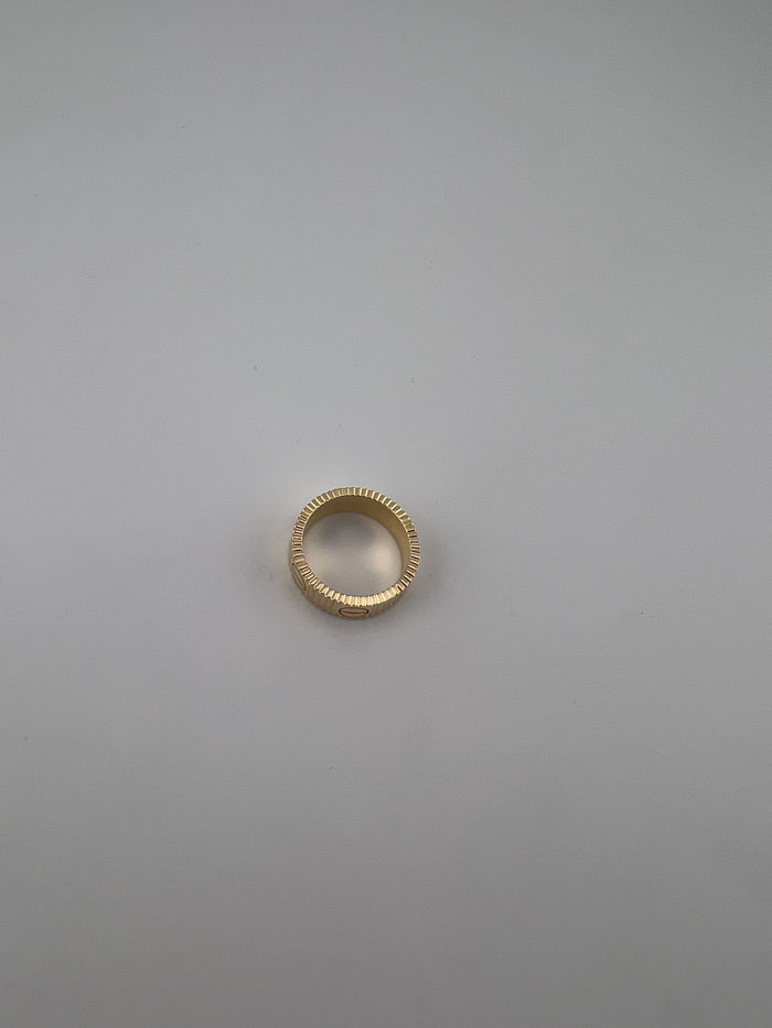 Lined ring with screw markings